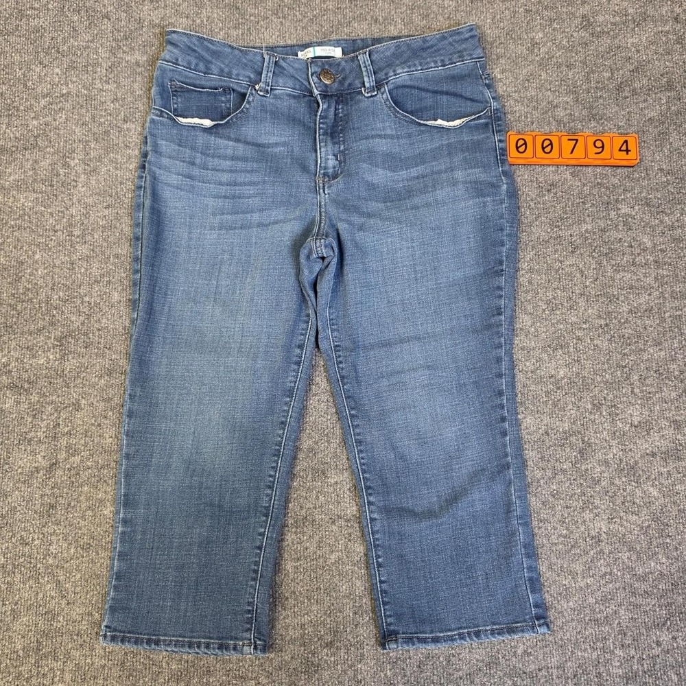 Riders by Lee Mid Rise Capri Jeans Blue denim capri jeans with mid rise fit.